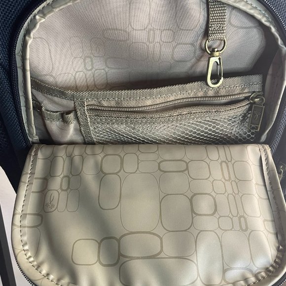 Ricardo Beverly Hills Carry-on Bag. Shoulder bag with arm strap. - Picture 4 of 7